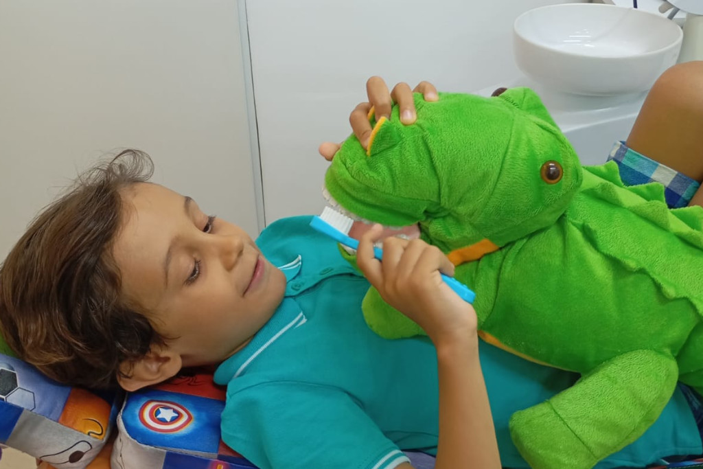 Criança sendo bem atendida no dentista infantil